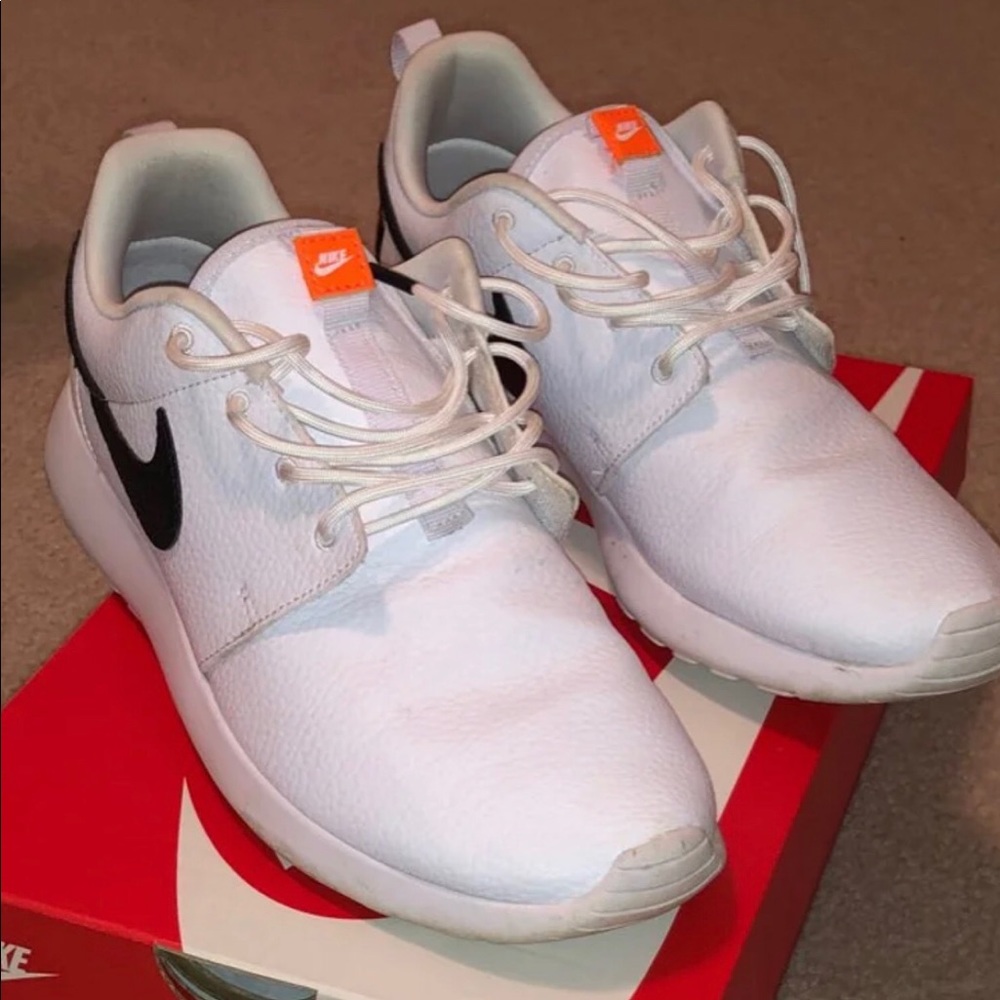 Size 9 Women’s Nike Leather Roshe